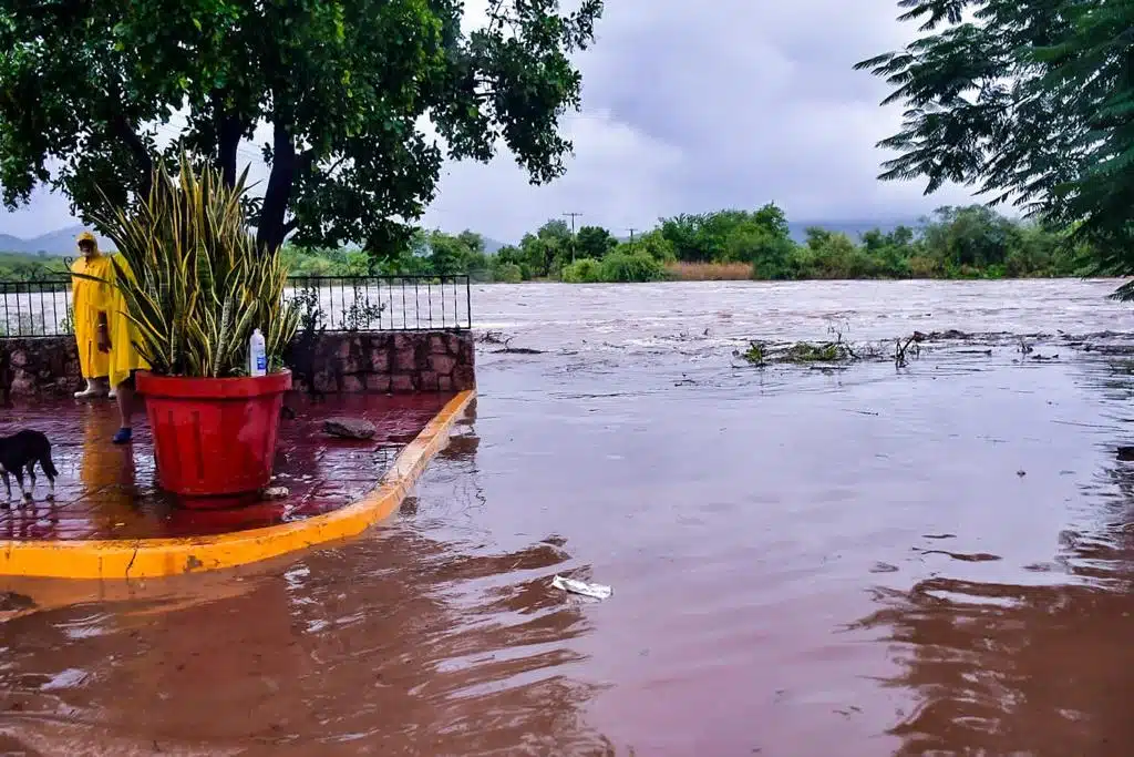 Calles inundadas en comunidades de Mazatlán