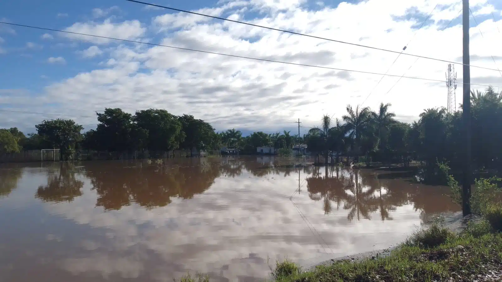Calles inundadas en El Burrión, Guasave