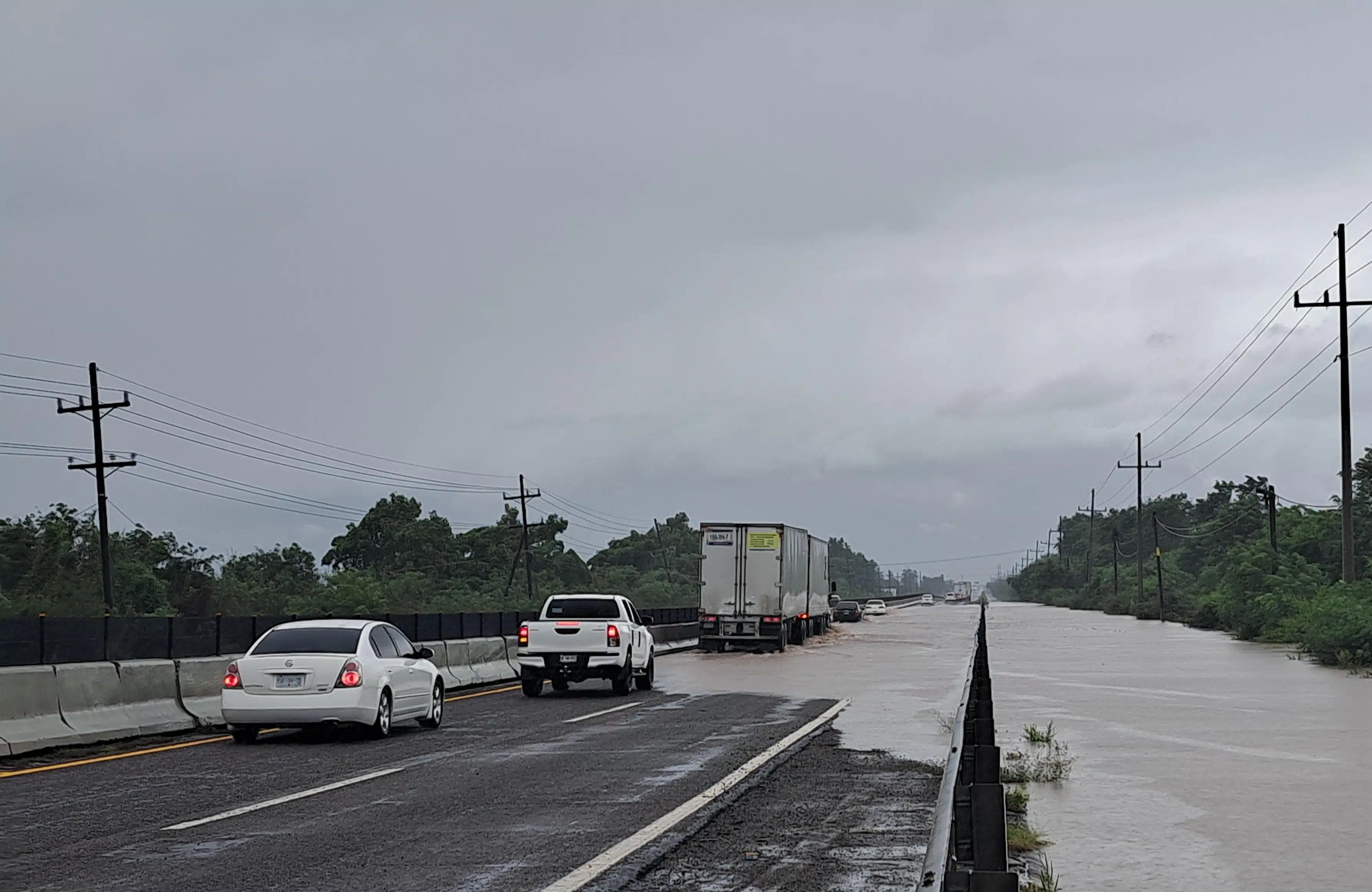 Inundadas dos vialidades en diferentes sectores de Culiacán (3)