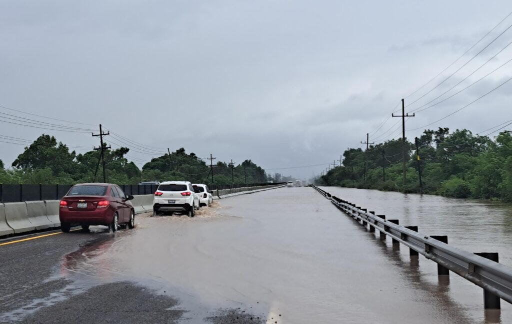 Inundadas dos vialidades en diferentes sectores de Culiacán (5)