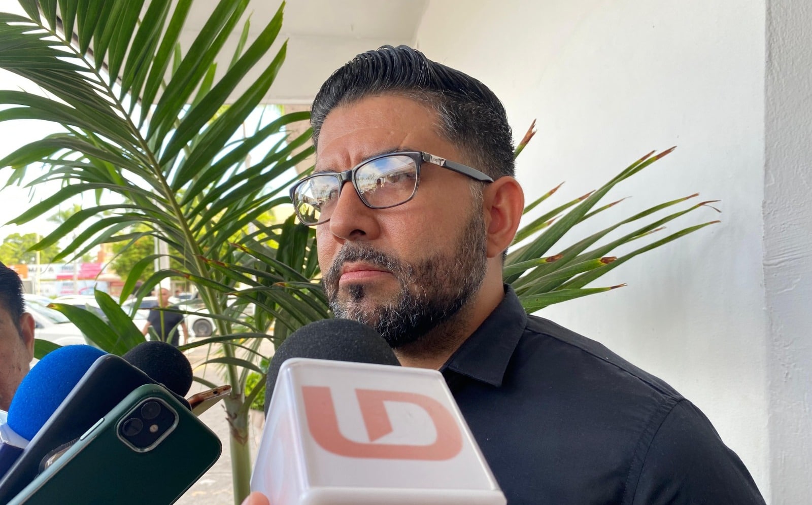 Isacc Aguayo Roacho con medios de prensa