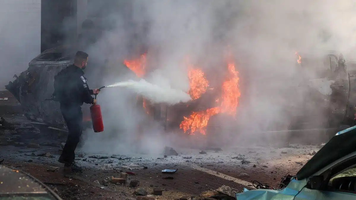 Hombre intentando apagar fuego en Israel
