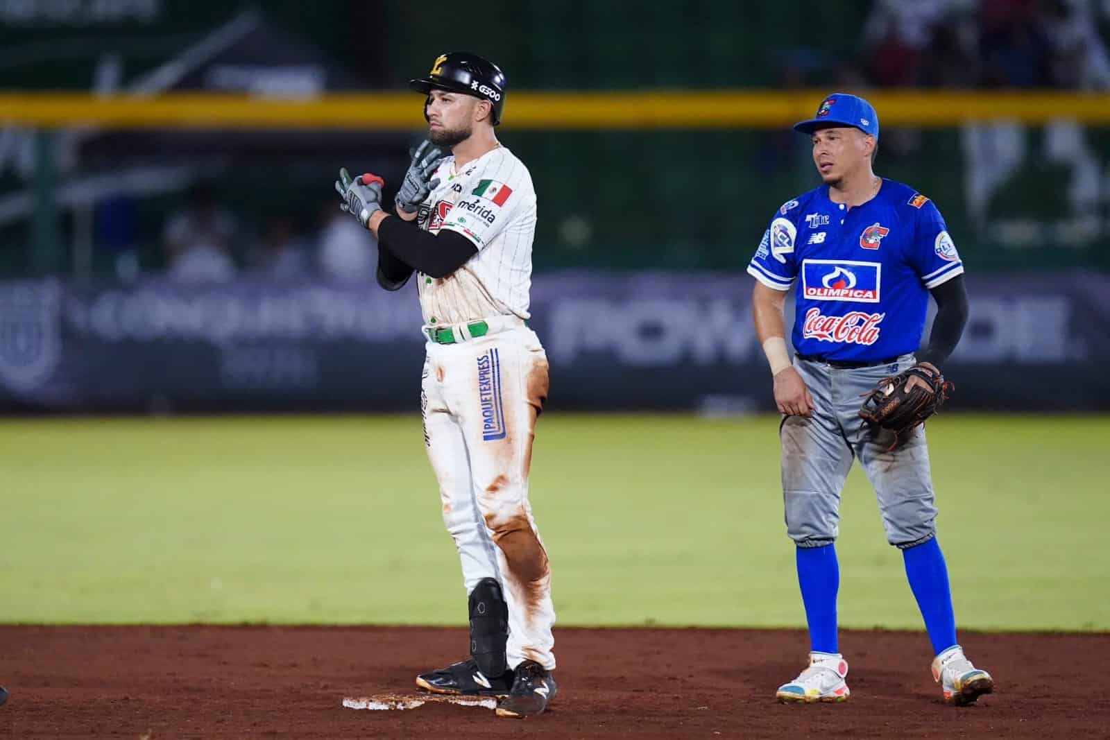 JC Escarra en el campo de beisbol