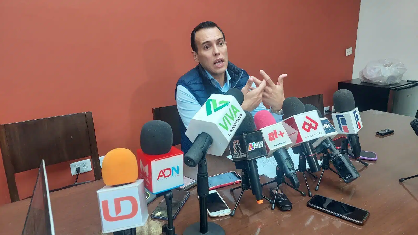 Jesús Alfonso Ibarra Ramos en conferencia de prensa