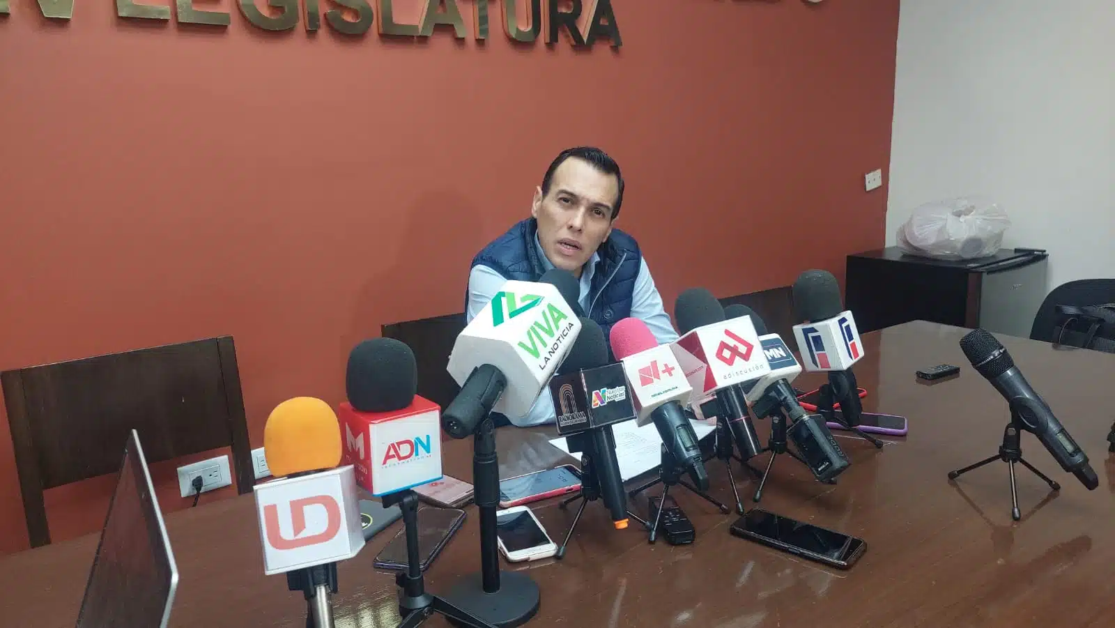 Diputado Jesús Alfonso Ibarra Ramos en conferencia de prensa