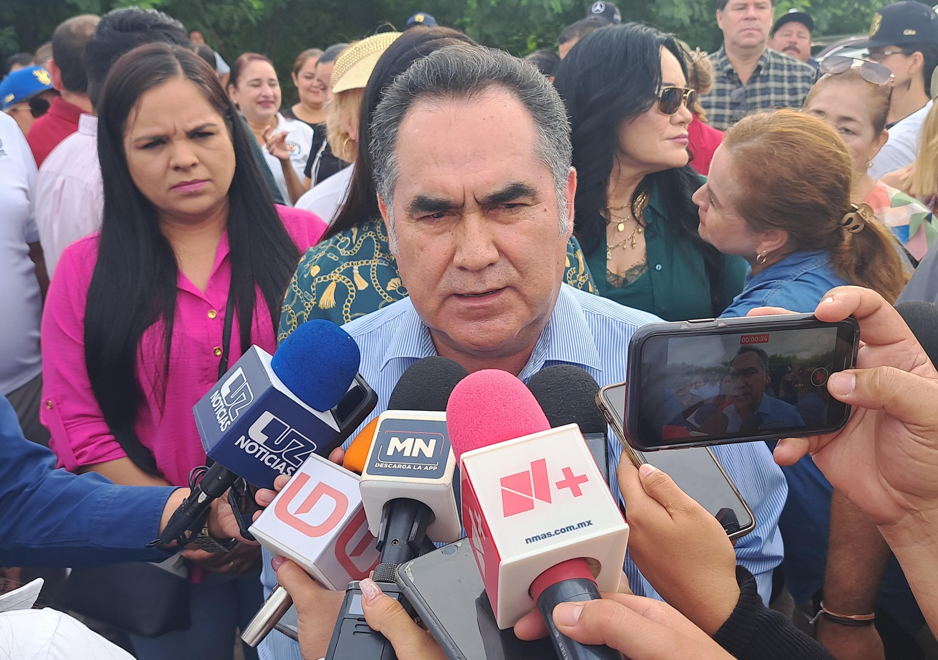 Jesús Madueña Molina con medios de prensa