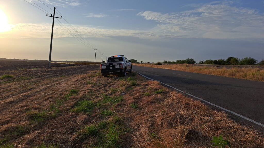 Una camioneta de tránsito en un accidente a un costado de la carretera