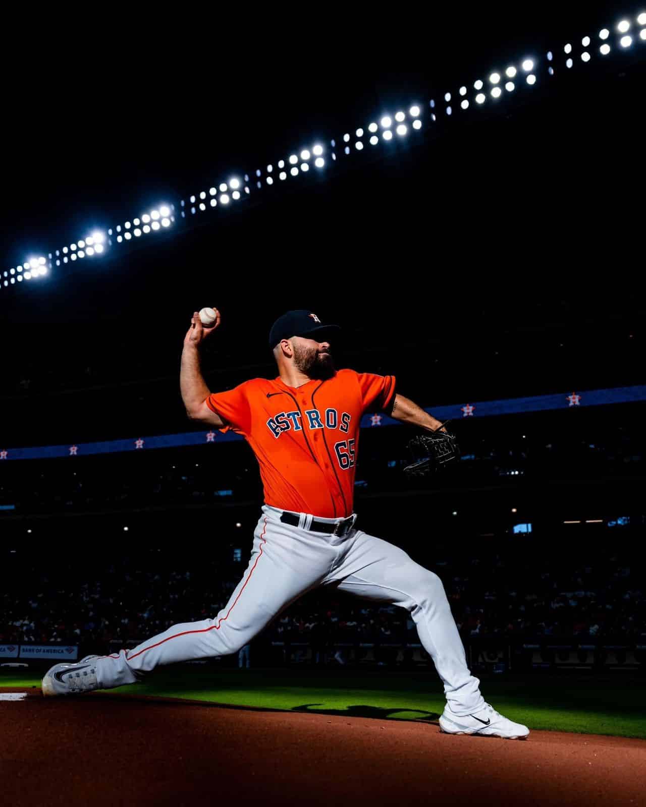 José Urquidy suma 12 apariciones en postemporada con los Astros de Houston