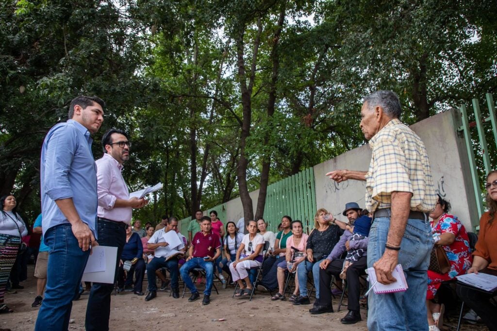 Personas reunidas en la colonia 21 de marzo de Culiacán