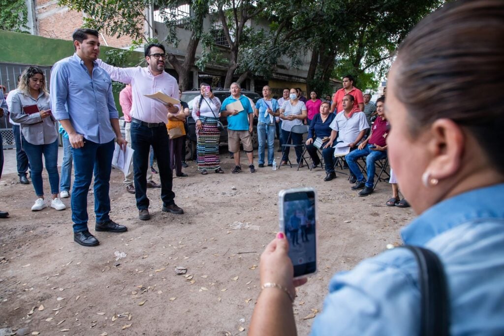 Personas reunidas en la colonia 21 de marzo de Culiacán