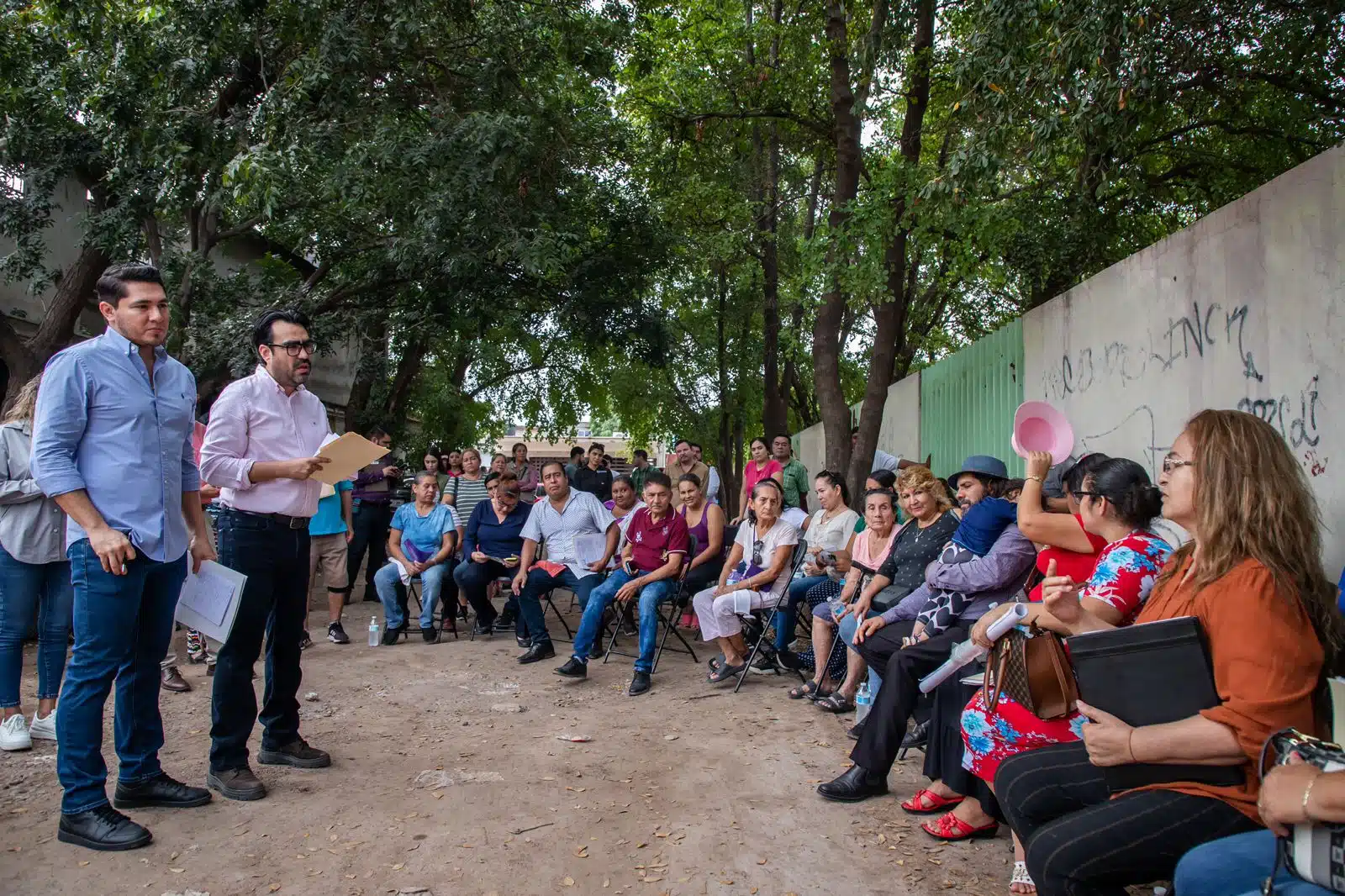 Personas reunidas en la colonia 21 de marzo de Culiacán