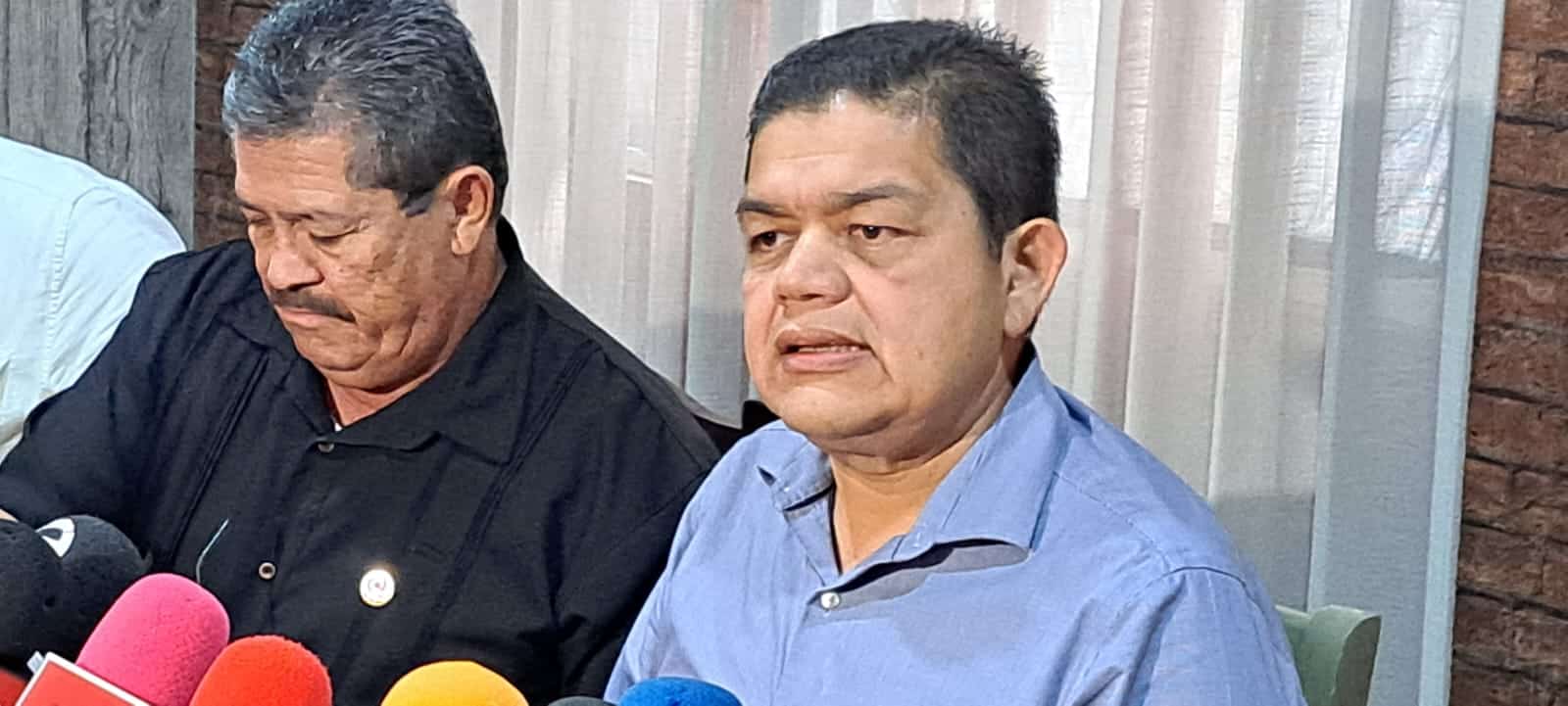 Julio César Silvas con medios de prensa