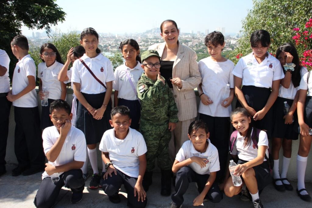 Julio Martín, junto a sus compañeros y maestra.