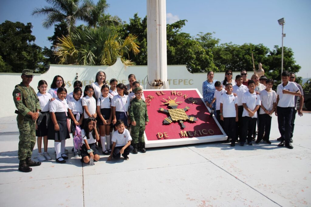 Julio Martín junto a sus compañeros y maestras.