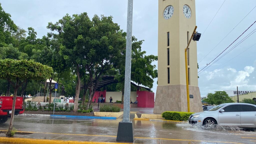 Sorprende fuerte lluvia en Guamúchil