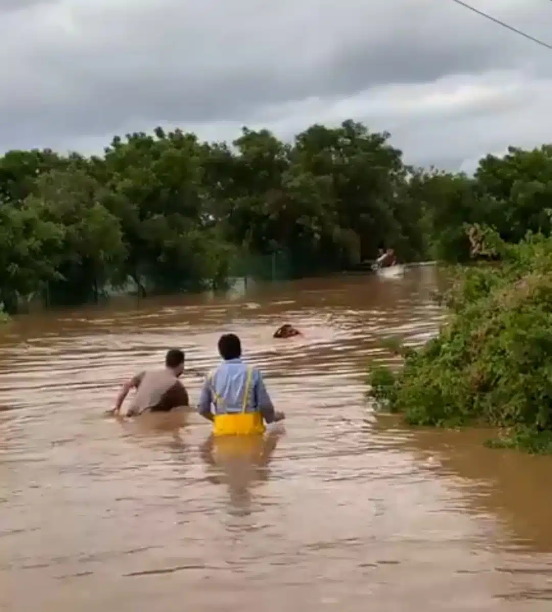 Rescatan a dos personas atrapadas en una ladrillera, en Mazatlán; estaban rodeadas de agua