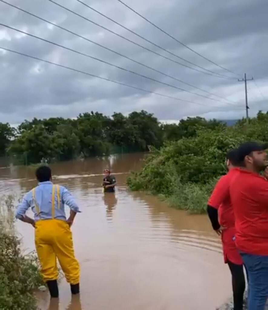 Rescatan a dos personas atrapadas en una ladrillera, en Mazatlán; estaban rodeadas de agua