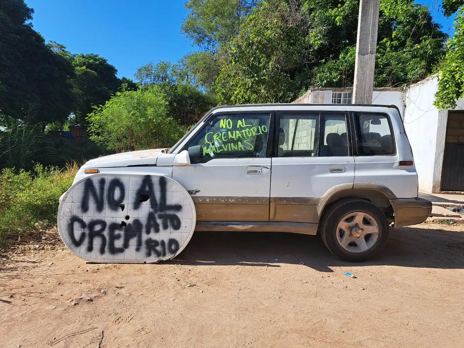 Camioneta con letras en Los Mochis