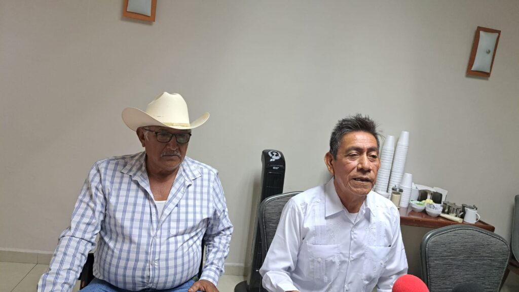 Librado Bacasegua Elenes, presidente de este Consejo, acompañado por Crecencio López Bacasegua, comisionado en Ahome de la Comisión para la Atención de las Comunidades Indígenas de Sinaloa