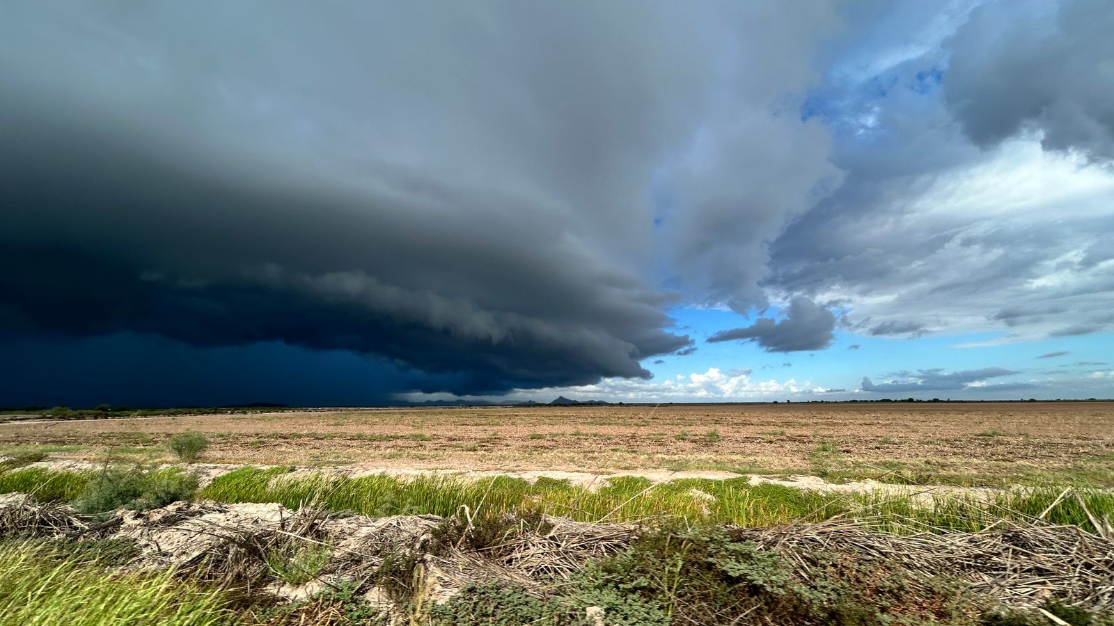Cielo con nubes negras y unas blancas en El Huitussi, Guasave