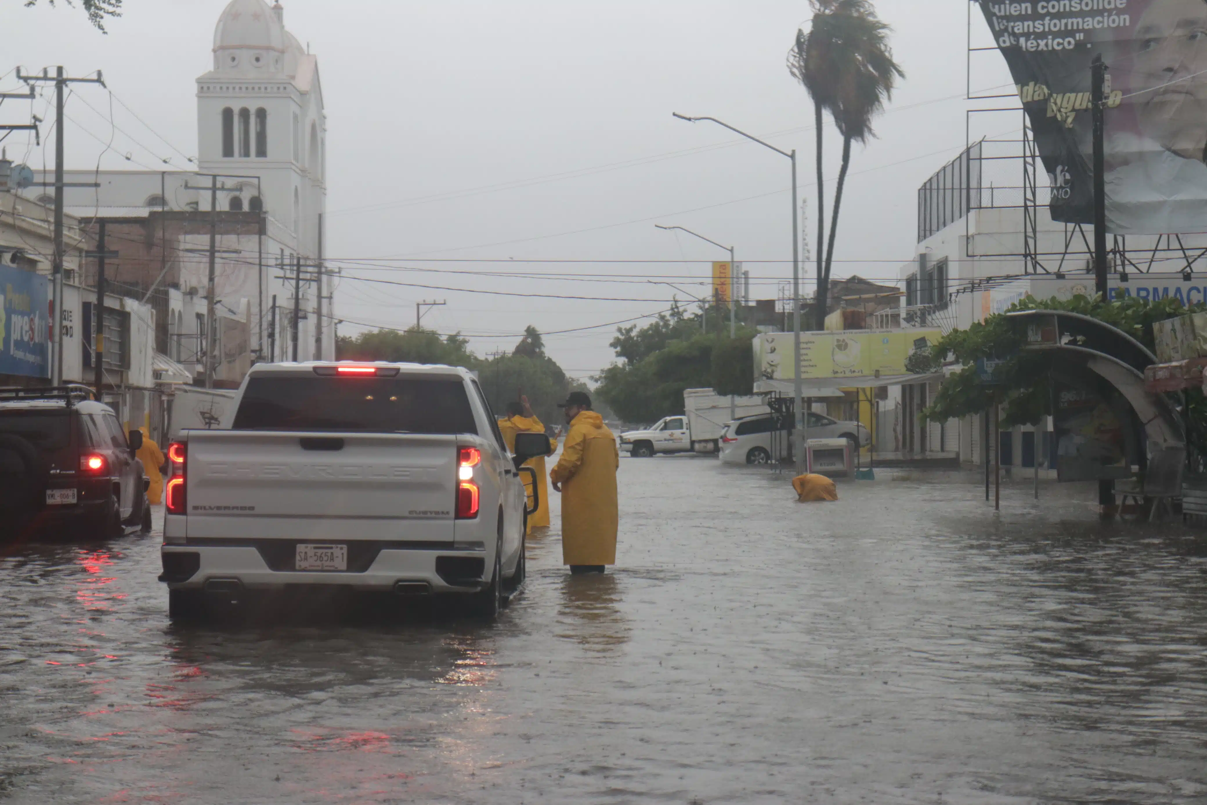 Lluvia e inundación en calle Independencia de Los Mochis por ciclón Norma