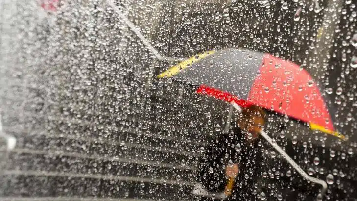 Persona con paraguas en una lluvia intensa