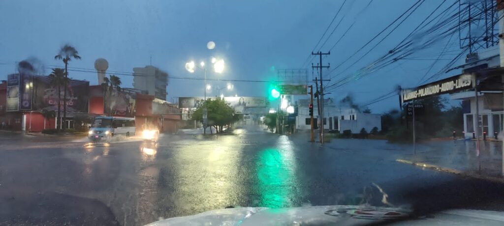 calle inundada en Sinaloa