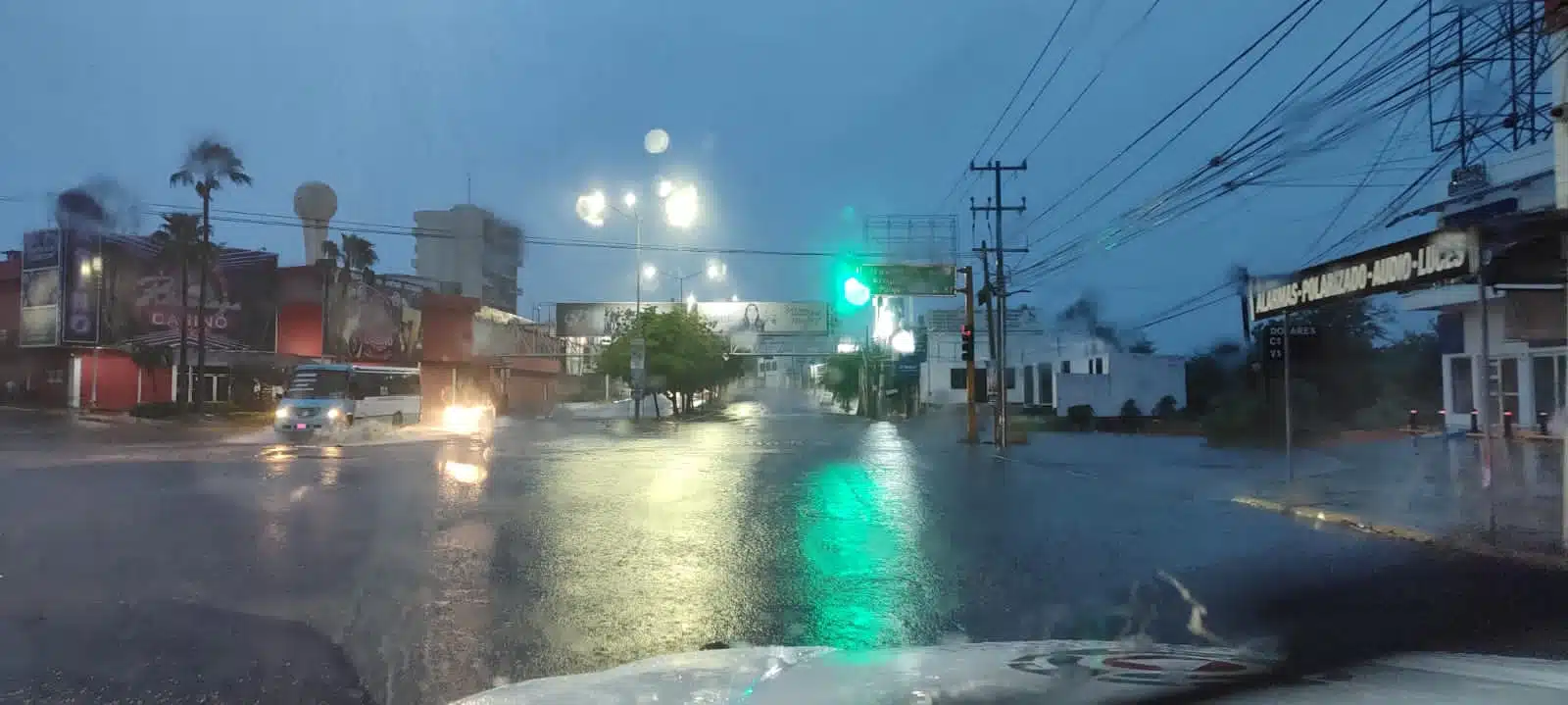 calle inundada en Sinaloa