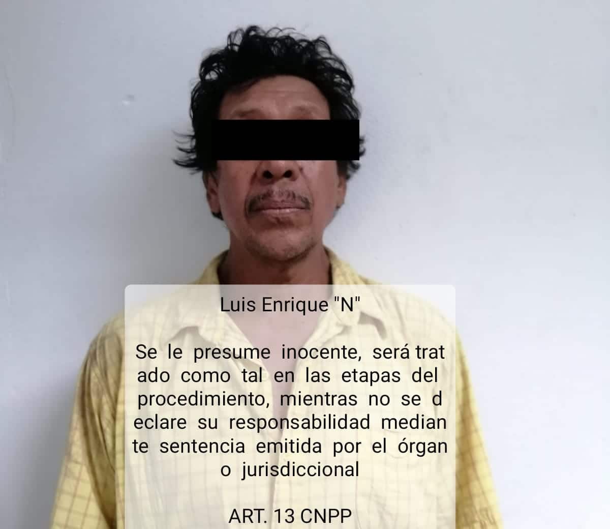 Una persona con una cintila negra en los ojos