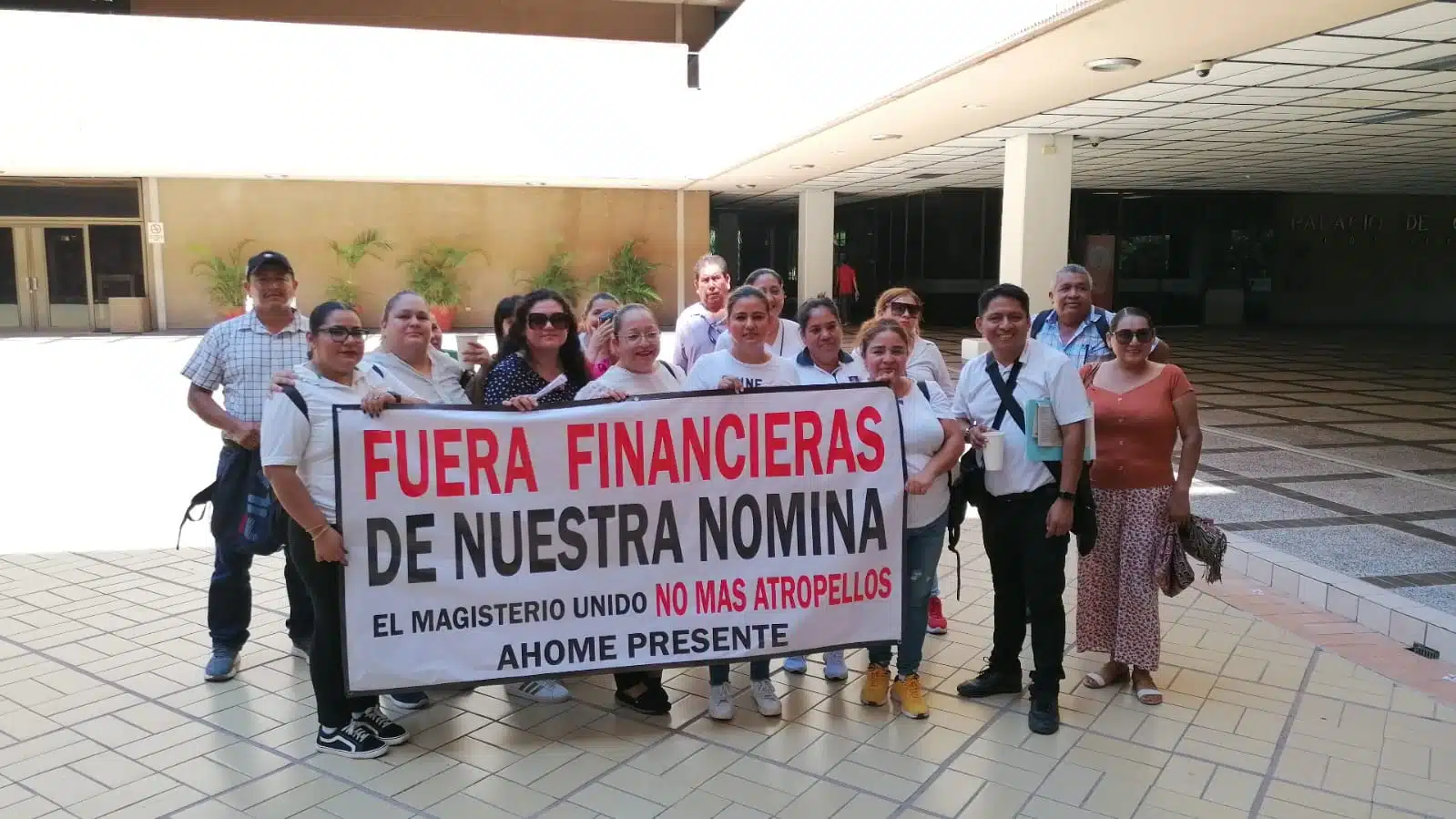 Maestros se manifiestan en palacio de gobierno en Culiacán.