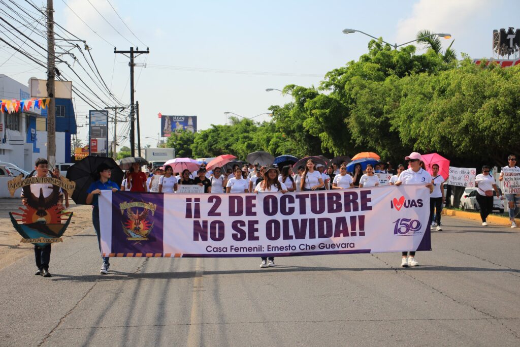 Estudiantes marchan en Mazatlán