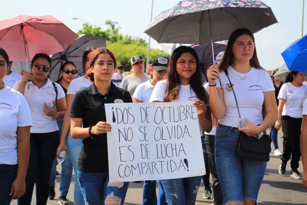 Estudiantes marchan en Mazatlán por el 2 de octubre