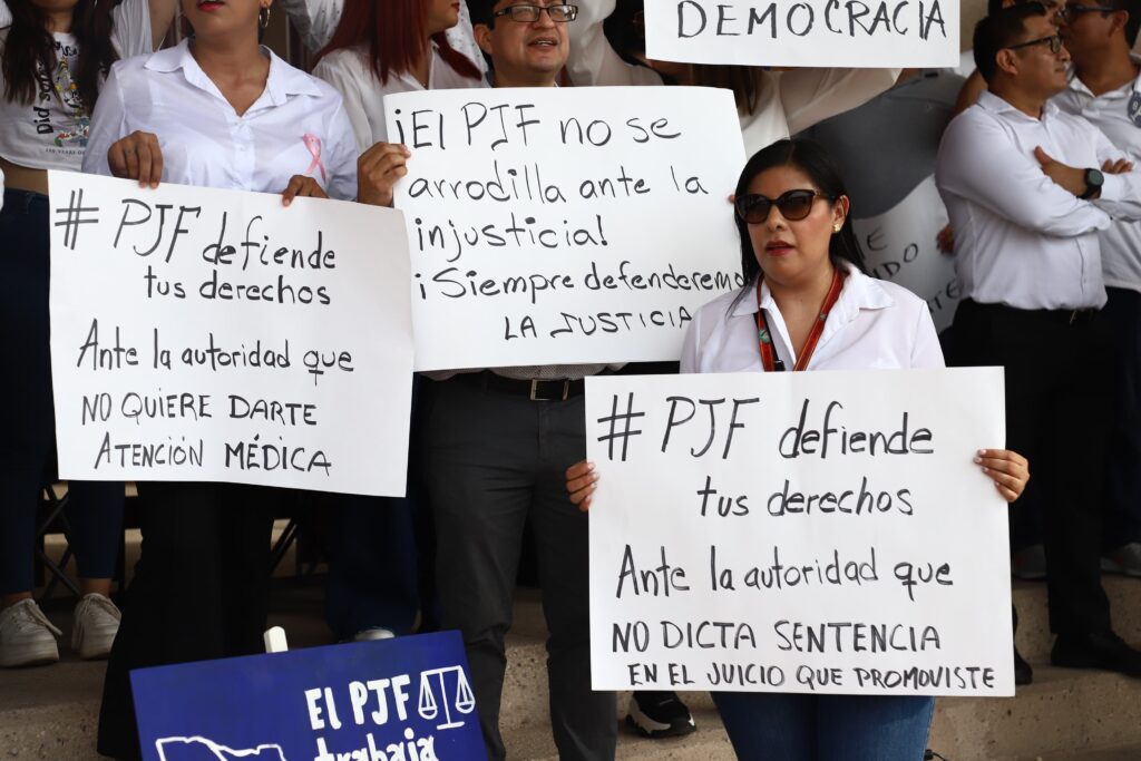 Personas manifestándose en el Poder Judicial de la Federación de Culiacán