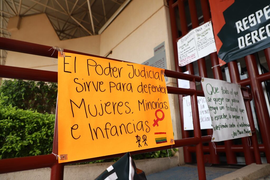 Cartulinas de manifestantes en el Poder Judicial de la Federación de Culiacán