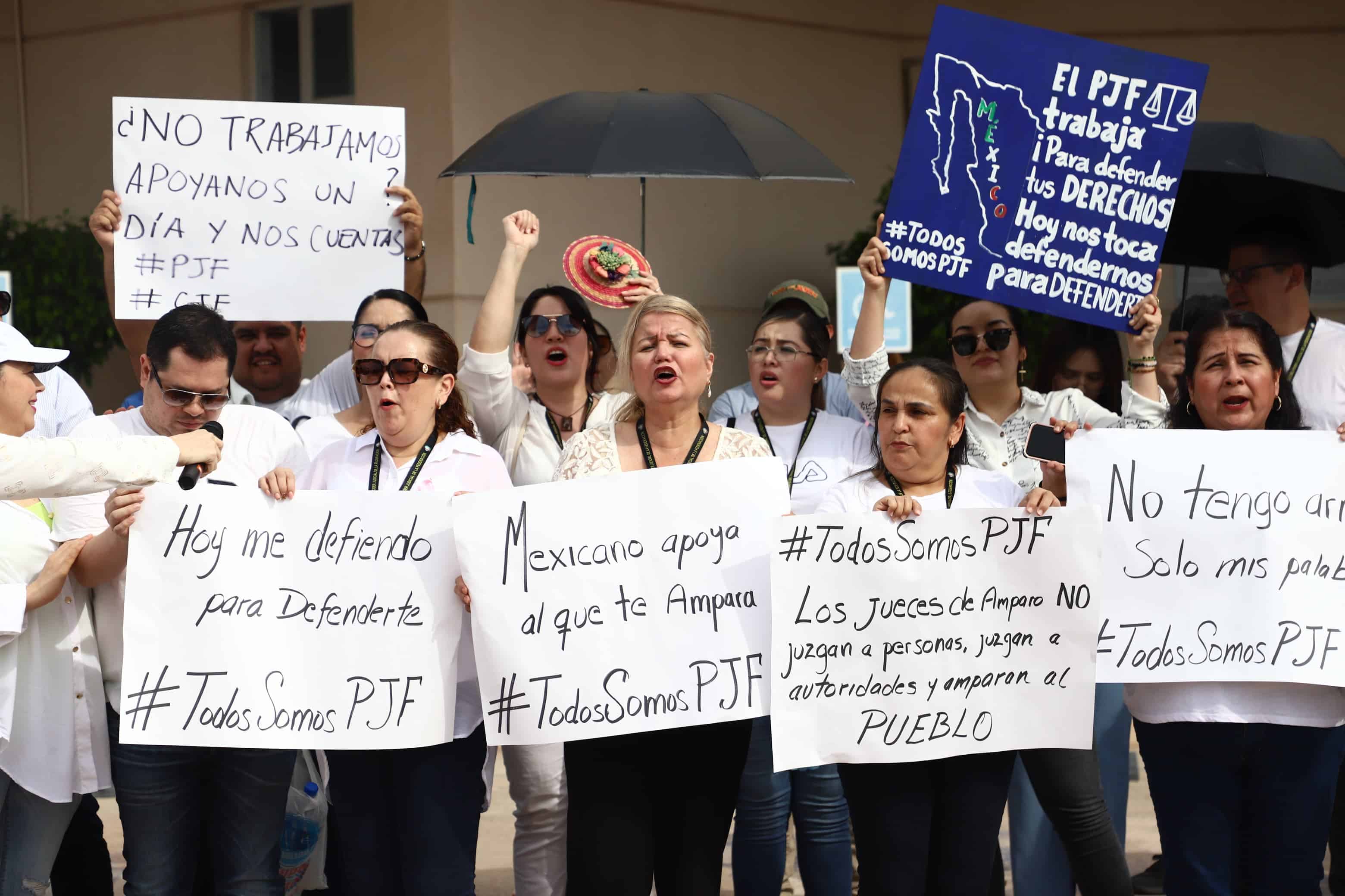 Personas manifestándose en el Poder Judicial de la Federación de Culiacán