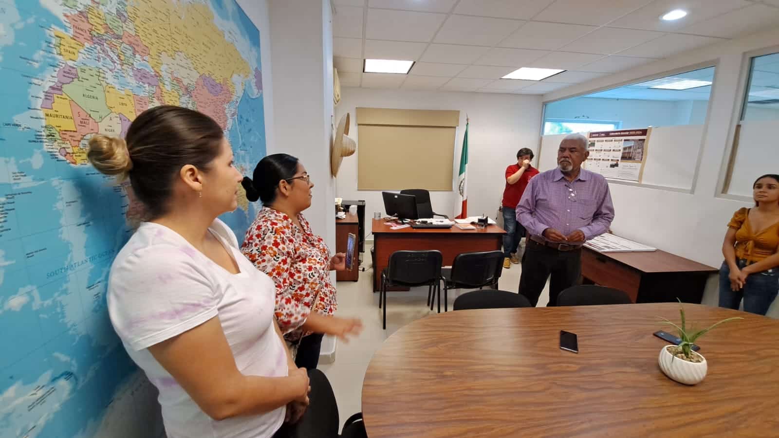Madres de familia de una primaria de La Cienega de Casal en Guamúchil