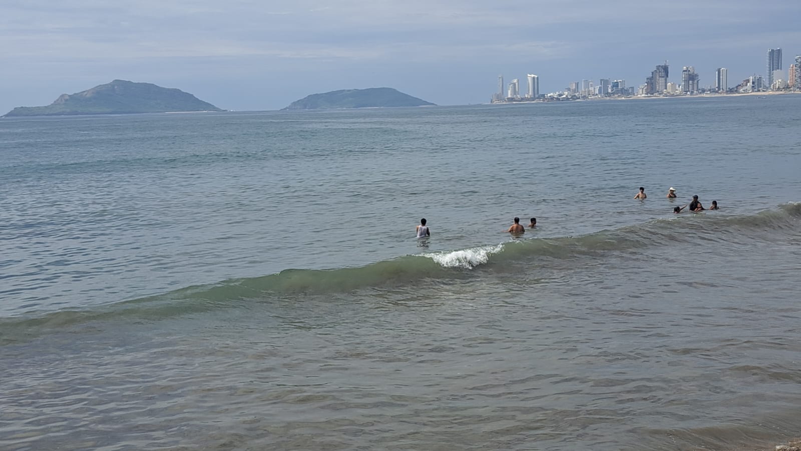 8 personas adentro del mar en Mazatlán
