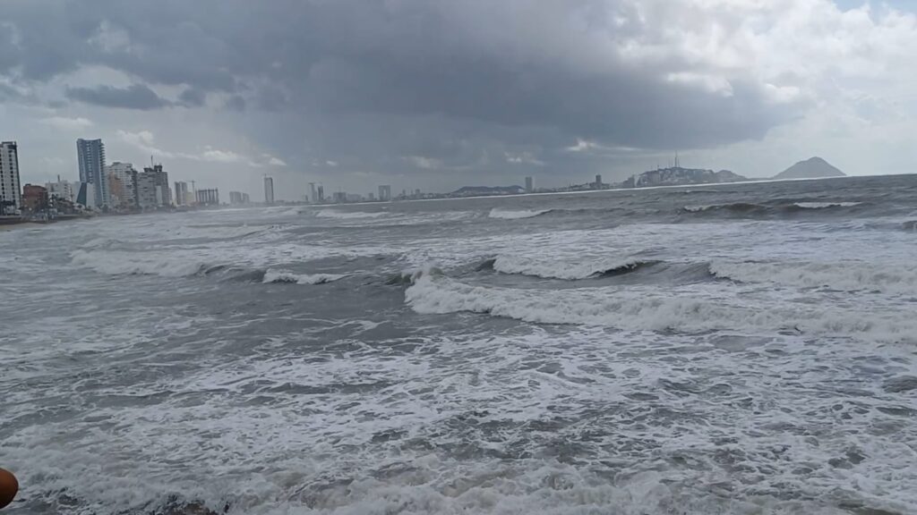 Continúan cerradas las playas de Mazatlán por "Norma"