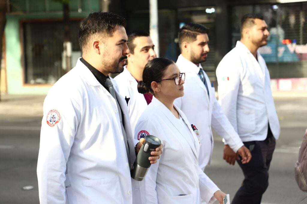 Personas vestidas de blanco