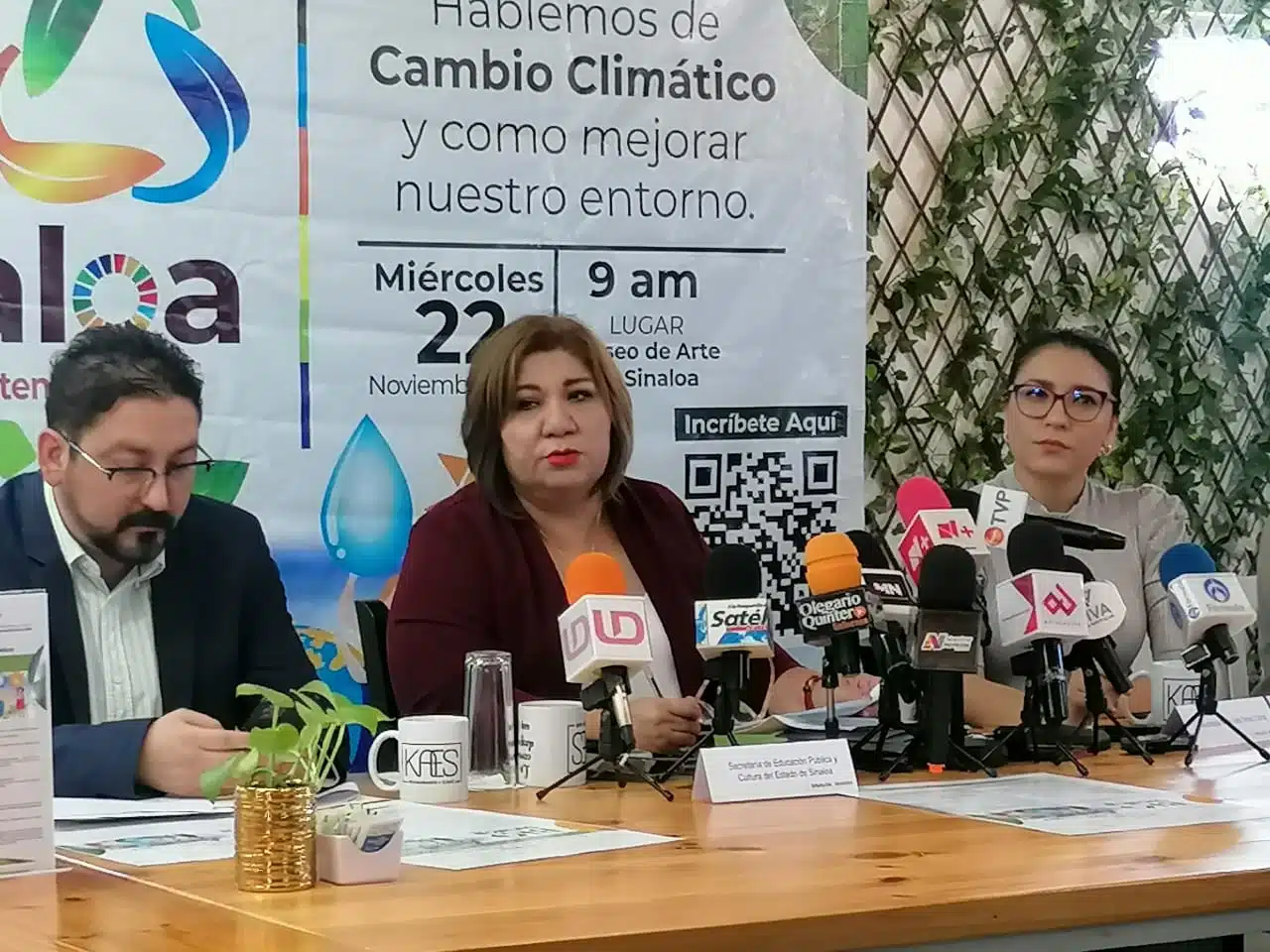 3 personas sentadas en una conferencia de prensa con los medios de comunicación en Culiacán