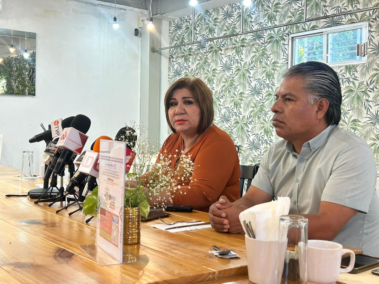 María Inés Pérez frente a los micrófonos de los medios de comunicación en rueda de prensa