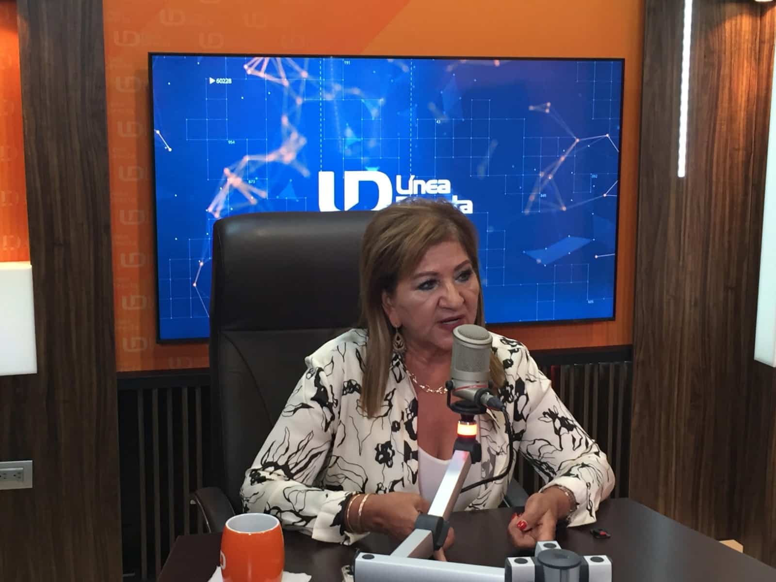 María Teresa Guerra Ochoa en el estudio de Línea Directa en Culiacán