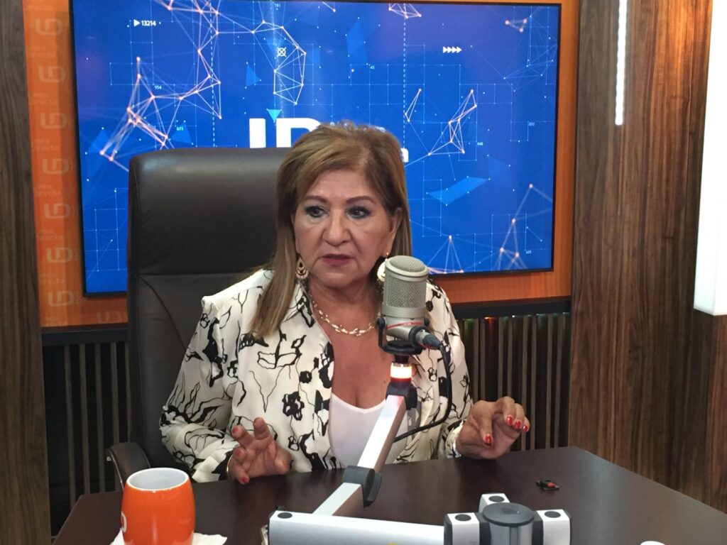 María Teresa Guerra Ochoa en el estudio de Línea Directa en Culiacán