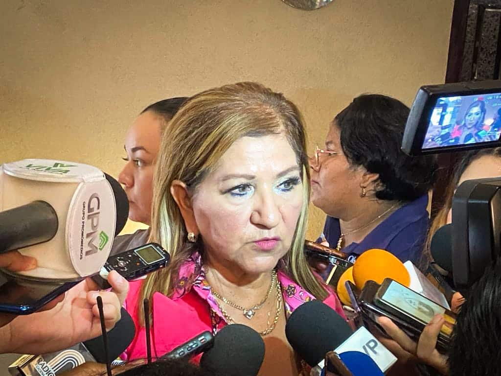 María Teresa Guerra Ochoa con medios de prensa