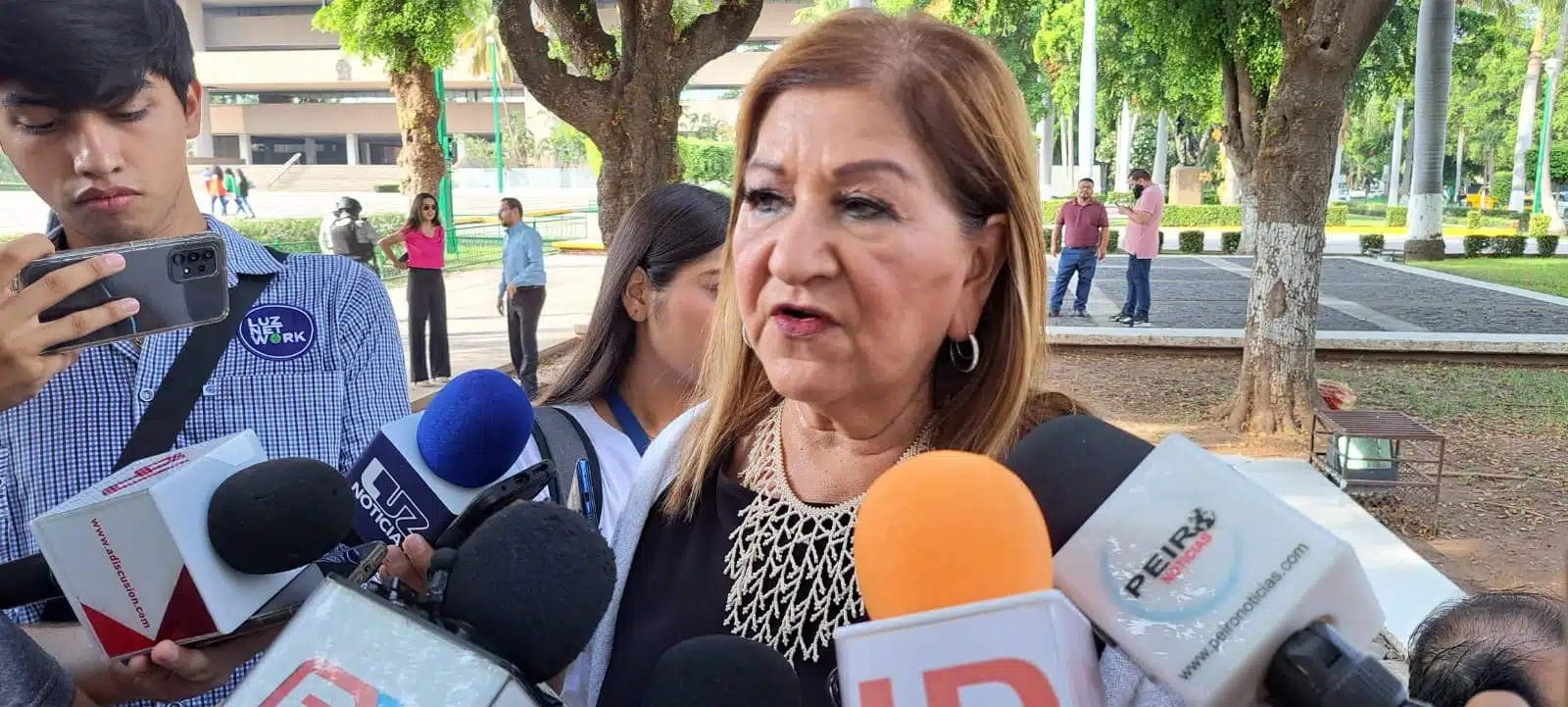 María Teresa Guerra con medios de prensa