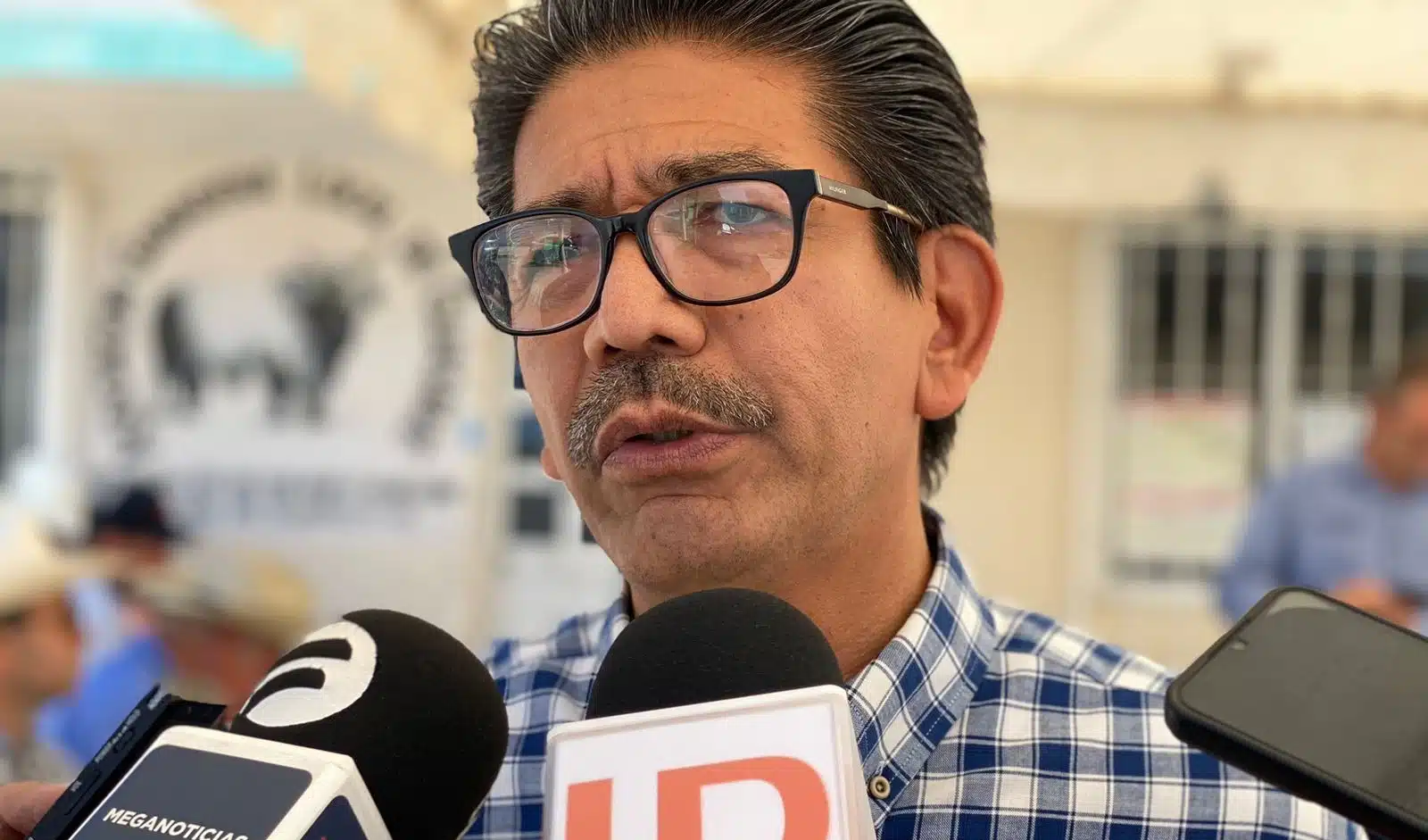 Martín Ahumada Quintero con medios de prensa