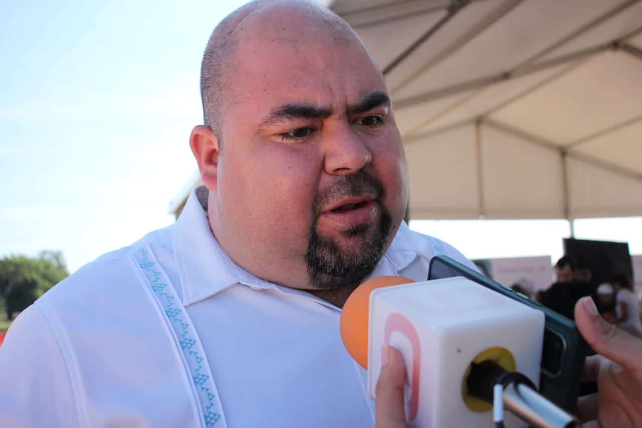 Martín Ochoa López en conferencia de prensa con los medios de comunicación