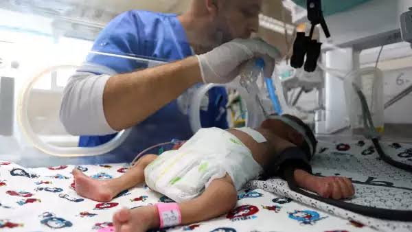 Más de 130 bebés en riesgo en hospital de Gaza por falta de combustible
