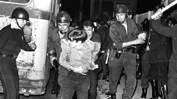 Foto de personas en escala de grises