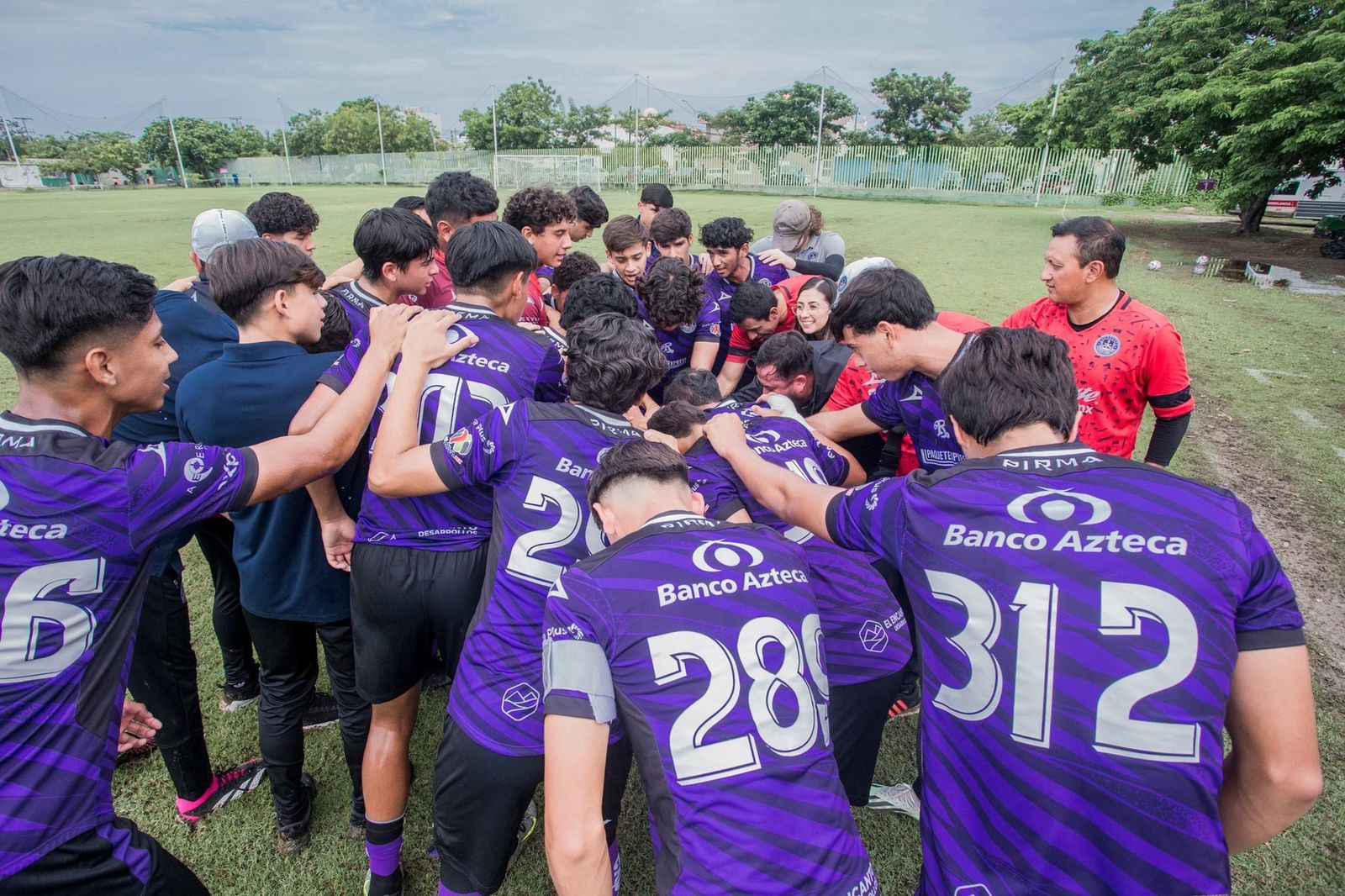 Personas con uniforme de futbol en una cancha